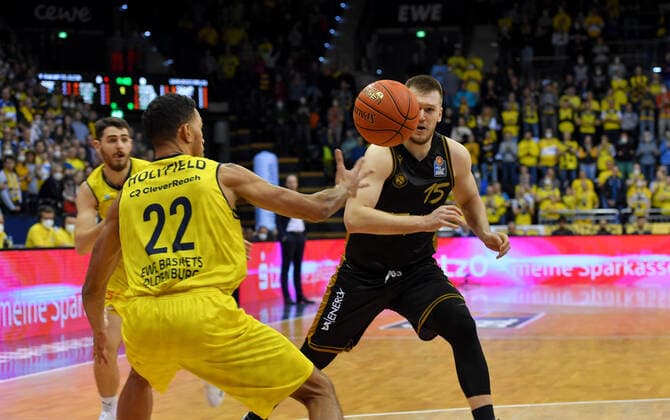 GER, Basketball,easy Credit-BBL, EWE Baskets Oldenburg vs Basketball Löwen Braunschweig 09.04.2022, EWE Arena, Oldenburg, GER, easy Credit-BBL, EWE Baskets Oldenburg vs Basketball Löwen Braunschweig , im Bild wer hat den Ball TJ HOLYFIELD ( EWE Baskets Oldenburg 22 ) Martin PETERKA ( Basketball Löwen Braunschweig 15 )
