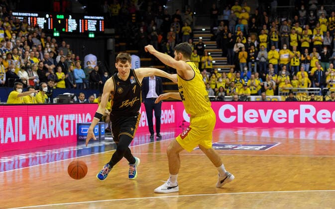 GER, Basketball,easy Credit-BBL, EWE Baskets Oldenburg vs Basketball Löwen Braunschweig 09.04.2022, EWE Arena, Oldenburg, GER, easy Credit-BBL, EWE Baskets Oldenburg vs Basketball Löwen Braunschweig , im Bild David KRÄMER KRAEMER ( Basketball Löwen Braunschweig 1 ) Sebastian HERRERA ( EWE Baskets Oldenburg 7 )
