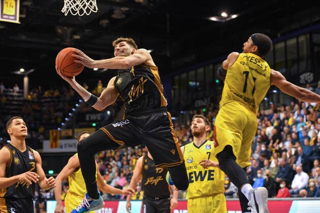 Sport Bilder des Tages GER, Basketball,easy Credit-BBL, EWE Baskets Oldenburg vs Basketball Löwen Braunschweig 09.04.2022, EWE Arena, Oldenburg, GER, easy Credit-BBL, EWE Baskets Oldenburg vs Basketball Löwen Braunschweig , im Bild David KRÄMER KRAEMER ( Basketball Löwen Braunschweig 1 ) Phil PRESSEY ( EWE Baskets Oldenburg 11 ) *** GER, Basketball,easy Credit BBL, EWE Baskets Oldenburg vs Basketball Löwen Braunschweig 09 04 2022, EWE Arena, Oldenburg, GER, easy Credit BBL, EWE Baskets Oldenburg vs Basketball Löwen Braunschweig , in picture David KRÄMER KRAEMER Basketball Löwen Braunschweig 1 Phil PRESSEY EWE Baskets Oldenburg 11 nordphotoxRojahn nph00310