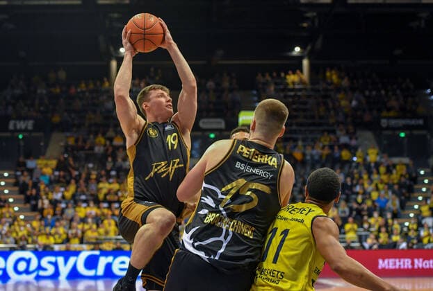 GER, Basketball,easy Credit-BBL, EWE Baskets Oldenburg vs Basketball Löwen Braunschweig 09.04.2022, EWE Arena, Oldenburg, GER, easy Credit-BBL, EWE Baskets Oldenburg vs Basketball Löwen Braunschweig , im Bild zum Korb Ondrej SEHNAL ( Basketball Löwen Braunschweig 19 ) Martin PETERKA ( Basketball Löwen Braunschweig 15 ) Phil PRESSEY ( EWE Baskets Oldenburg 11 )