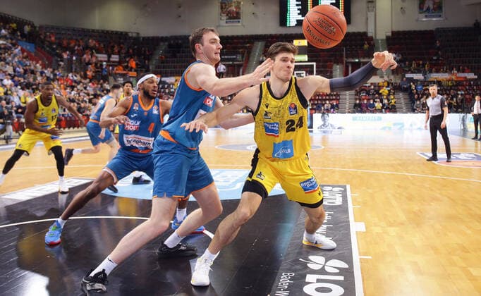 Ludwigsburg , Basketball easycredit BBL Bundesliga . MHP Riesen Ludwigsburg vs. Ratiopharm Ulm , von links: Philipp Herkenhoff ( Ulm ) Ethan Happ ( Riesen ) ,