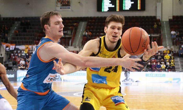 Ludwigsburg , Basketball easycredit BBL Bundesliga . MHP Riesen Ludwigsburg vs. Ratiopharm Ulm , von links: Philipp herkenhoff ( Ulm ) Ethan Happ ( Riesen) ,