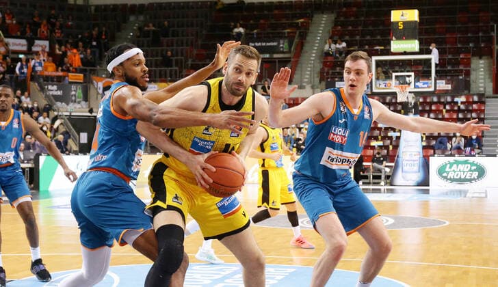 Ludwigsburg , Basketball easycredit BBL Bundesliga . MHP Riesen Ludwigsburg vs. Ratiopharm Ulm , von links: Jaron Blossomgame ( Ulm ) Jonas Wohlfarth-Bottermann ( Riesen ) Philipp herkenhoff ( Ulm ) ,