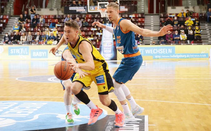 Ludwigsburg , Basketball easycredit BBL Bundesliga . MHP Riesen Ludwigsburg vs. Ratiopharm Ulm , Jordan HUlls ( Riesen ) ,