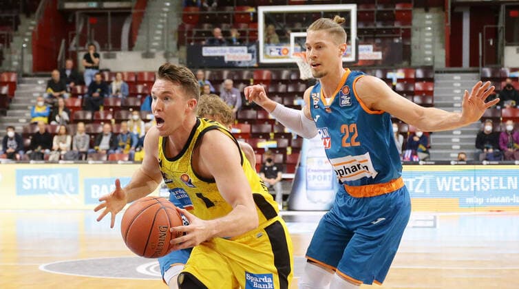 Ludwigsburg , Basketball easycredit BBL Bundesliga . MHP Riesen Ludwigsburg vs. Ratiopharm Ulm , von links: Jordan Hulls ( Riesen ) Thomas Klepeisz ( Ulm ) ,