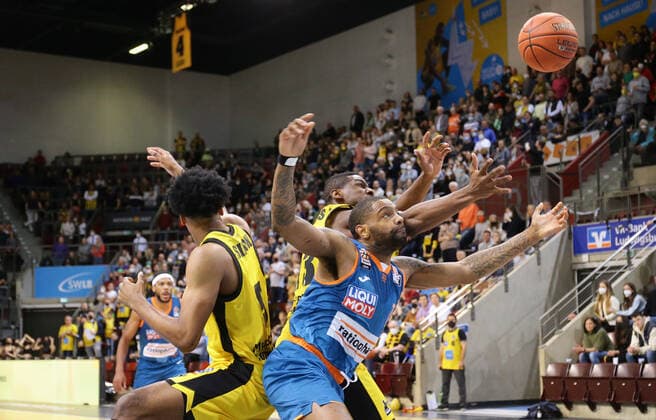 Ludwigsburg , Basketball easycredit BBL Bundesliga . MHP Riesen Ludwigsburg vs. Ratiopharm Ulm , Sindarius Thornwell ( Ulm ) ,