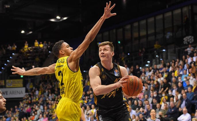 GER, Basketball,easy Credit-BBL, EWE Baskets Oldenburg vs Basketball Löwen Braunschweig 09.04.2022, EWE Arena, Oldenburg, GER, easy Credit-BBL, EWE Baskets Oldenburg vs Basketball Löwen Braunschweig , im Bild Ondrej SEHNAL ( Basketball Löwen Braunschweig 19 ) TJ HOLYFIELD ( EWE Baskets Oldenburg 22 )