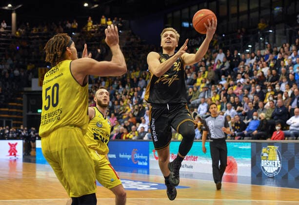 GER, Basketball,easy Credit-BBL, EWE Baskets Oldenburg vs Basketball Löwen Braunschweig 09.04.2022, EWE Arena, Oldenburg, GER, easy Credit-BBL, EWE Baskets Oldenburg vs Basketball Löwen Braunschweig , im Bild Arturs ZAGARS ( Basketball Löwen Braunschweig 32 ) Max HEIDEGGER ( EWE Baskets Oldenburg 3 ) Reggie LYNCH ( EWE Baskets Oldenburg 50 )