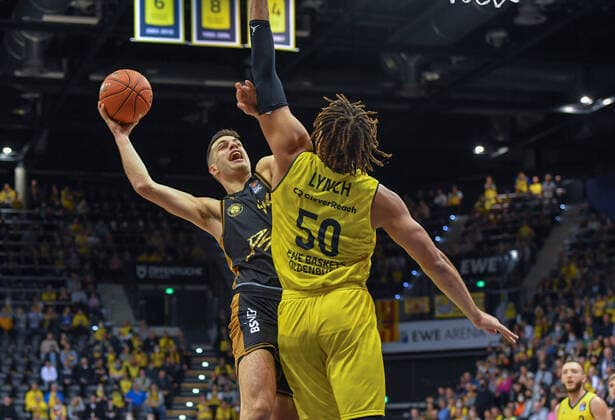 GER, Basketball,easy Credit-BBL, EWE Baskets Oldenburg vs Basketball Löwen Braunschweig 09.04.2022, EWE Arena, Oldenburg, GER, easy Credit-BBL, EWE Baskets Oldenburg vs Basketball Löwen Braunschweig , im Bild Benedikt TURUDIC ( Basketball Löwen Braunschweig 44 ) vs Reggie LYNCH ( EWE Baskets Oldenburg 50 )