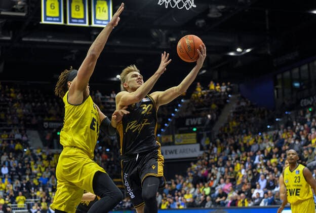 GER, Basketball,easy Credit-BBL, EWE Baskets Oldenburg vs Basketball Löwen Braunschweig 09.04.2022, EWE Arena, Oldenburg, GER, easy Credit-BBL, EWE Baskets Oldenburg vs Basketball Löwen Braunschweig , im Bild Arturs ZAGARS ( Basketball Löwen Braunschweig 32 ) Reggie LYNCH ( EWE Baskets Oldenburg 50 )