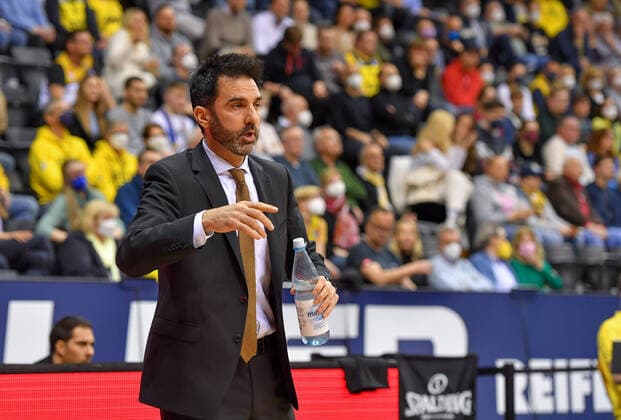 GER, Basketball,easy Credit-BBL, EWE Baskets Oldenburg vs Basketball Löwen Braunschweig 09.04.2022, EWE Arena, Oldenburg, GER, easy Credit-BBL, EWE Baskets Oldenburg vs Basketball Löwen Braunschweig , im Bild mit der Flasche an der Seitenlinie Jesus RAMIREZ ( Basketball Löwen Braunschweig Headcoach Trainer )
