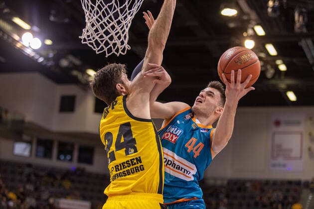 Sport Themen der Woche KW14 Ehtan Happ (MHP Riesen Ludwigsburg, 24) Fedor Zugic (ratiopharm Ulm, 44) MHP Riesen Ludwigsburg vs. ratiopharm Ulm, 1. Basketball Bundesliga, easycredit BBL, 29. Spieltag , Spielzeit 2021 2022, 09.04.2022 MHP Riesen Ludwigsburg vs. ratiopharm Ulm, 1. Basketball Bundesliga, easycredit BBL, 29. Spieltag , Spielzeit 2021 2022, 09.04.2022 Ludwigsburg *** Ehtan Happ MHP Riesen Ludwigsburg, 24 Fedor Zugic ratiopharm Ulm, 44 MHP Riesen Ludwigsburg vs ratiopharm Ulm, 1 Basketball Bundesliga, easycredit BBL, 29 Spieltag , Spielzeit 2021 2022, 09 04 2022 MHP Riesen Ludwigsburg vs ratiopharm Ulm, 1 Basketball Bundesliga, easycredit BBL, 29 Spieltag , Spielzeit 2021 2022, 09 04 2022 Ludwigsburg Copyright: xNinaxSanderx xEibnerxPressefotox EP_NSR