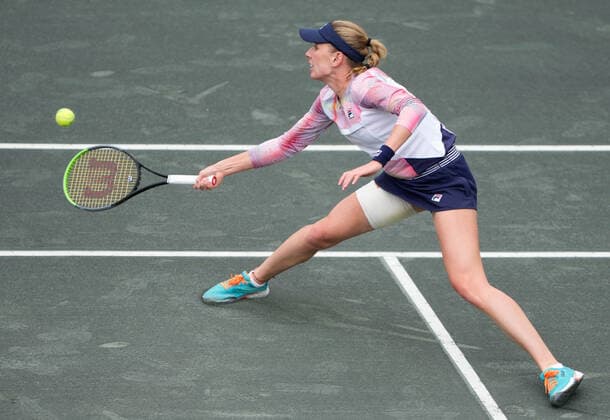 April 9, 2022: Ekaterina Alexandrova (RUS) loses to Belinda Bencic (SUI), 6-4, 6-3 at the CreditOne Charleston Open being played at Family Circle Tennis Center in Charleston, South Carolina, {USA} Tennisclix CSM Charleston USA - ZUMAc04_ 20220409_zaf_c04_006 Copyright: xLesliexBillmanx
