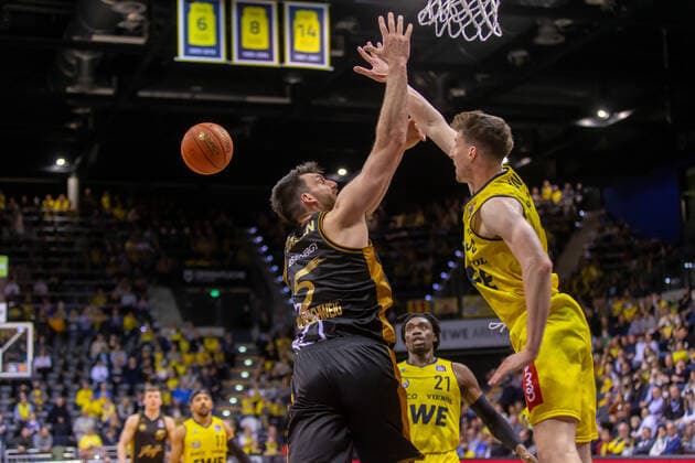 Oldenburg, Niedersachsen, DEU, 09.04.2022, Owen Klassen (links, Basketball Löwen Braunschweig) und Alen Pjanic (EWE Baskets Oldenburg). EWE Baskets Oldenburg vs. Basketball Löwen Braunschweig. 1. Basketball-Bundesliga Saison 2021 2022, 29. Spieltag, Grosse EWE Arena. EWE Baskets Oldenburg vs. Basketball Löwen Braunschweig