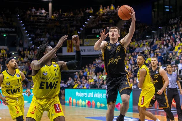 Oldenburg, Niedersachsen, DEU, 09.04.2022, Ondrej Sehnal (Mitte, Basketball Löwen Braunschweig) und Tai Odiase (links, EWE Baskets Oldenburg). EWE Baskets Oldenburg vs. Basketball Löwen Braunschweig. 1. Basketball-Bundesliga Saison 2021 2022, 29. Spieltag, Grosse EWE Arena. EWE Baskets Oldenburg vs. Basketball Löwen Braunschweig