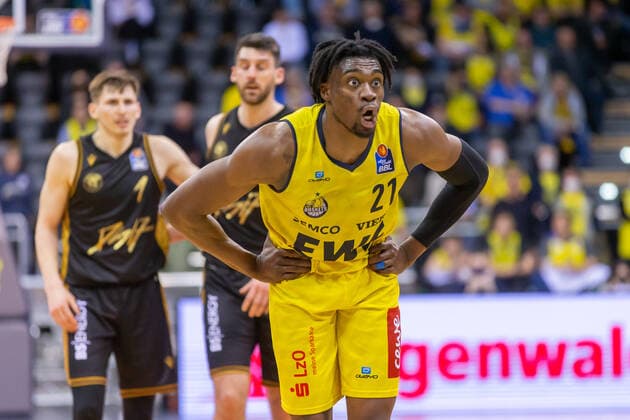Oldenburg, Niedersachsen, DEU, 09.04.2022, Tai Odiase (EWE Baskets Oldenburg) macht grosse Augen. EWE Baskets Oldenburg vs. Basketball Löwen Braunschweig. 1. Basketball-Bundesliga Saison 2021 2022, 29. Spieltag, Grosse EWE Arena. EWE Baskets Oldenburg vs. Basketball Löwen Braunschweig