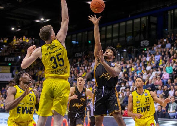 Oldenburg, Niedersachsen, DEU, 09.04.2022, Tookie Brown (Mitte, Basketball Löwen Braunschweig), Alen Pjanic (links, EWE Baskets Oldenburg). EWE Baskets Oldenburg vs. Basketball Löwen Braunschweig. 1. Basketball-Bundesliga Saison 2021 2022, 29. Spieltag, Grosse EWE Arena. EWE Baskets Oldenburg vs. Basketball Löwen Braunschweig