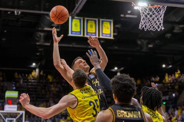 Oldenburg, Niedersachsen, DEU, 09.04.2022, Benedikt Turudic (Mitte, Basketball Löwen Braunschweig) und Alen Pjanic (links, EWE Baskets Oldenburg). EWE Baskets Oldenburg vs. Basketball Löwen Braunschweig. 1. Basketball-Bundesliga Saison 2021 2022, 29. Spieltag, Grosse EWE Arena. EWE Baskets Oldenburg vs. Basketball Löwen Braunschweig