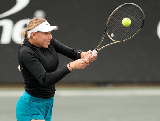 April 9, 2022: Amanda Anisimova (USA) loses to Ons Jabeur (TUN), 2-6, 6-1, 6-4 at the CreditOne Charleston Open being played at Family Circle Tennis Center in Charleston, South Carolina, {USA} Tennisclix CSM Charleston USA - ZUMAc04_ 20220409_zaf_c04_038 Copyright: xLesliexBillmanx