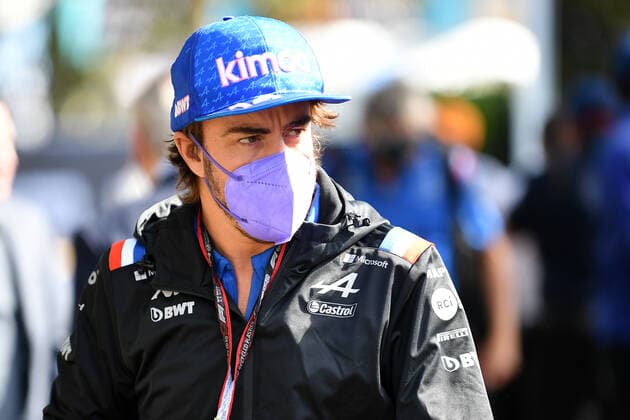 AUSTRALIAN F1 GRAND PRIX, Fernando Alonso of Alpine arrives to the Formula 1 Australian Grand Prix 2022 at the Albert Park Grand Prix Circuit in Melbourne, Sunday, April 10, 2022. ( NO ARCHIVING, EDITORIAL USE ONLY, NO USE IN BOOKS WITHOUT CONSENT MELBOURNE VIC AUSTRALIA  Copyright: xJAMESxROSSx 20220410001645755176