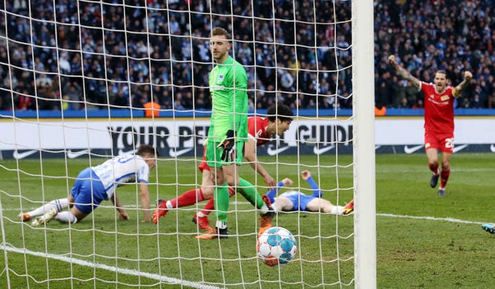 Genki Haraguchi nach Tor zum 0:1, Torwart Marcel Lotka, Marc Oliver Kempf und Julian Eitschberger am Boden, Christopher Trimmel jubelnd Freude Emotion Jubel nach 0:1 Fußball Fussball DFL Bundesliga Herren Saison 2021 2022 09.04.2022 Hertha BSC Berlin vs. 1.FC Union Berlin FCU Derby Stadtduell