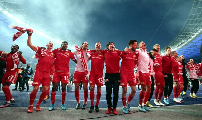 Unionmannschaft feiert 4:1 Sieg vor den Fans Fußball Fussball DFL Bundesliga Herren Saison 2021 2022 09.04.2022 Hertha BSC Berlin vs. 1.FC Union Berlin FCU Derby Stadtduell