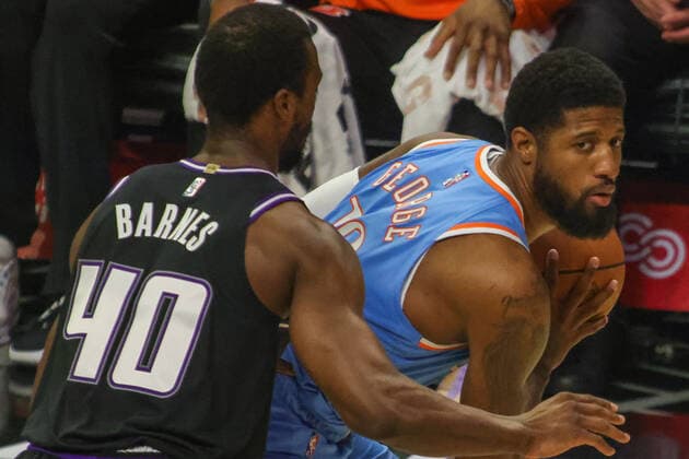 Los Angeles Clippers vs Sacramento Kings at Crypto.com Arena in Los Angeles, CA on Saturday, April 9, 2022. Paul George 13 of the LA Clippers is guarded by Harrison Barnes 40 of the Sacramento Kings. Los Angeles Clippers vs Sacramento Kings !ACHTUNG: NUR REDAKTIONELLE NUTZUNG!  Copyright: xPHILLIPxKIMx AME104 20220410-c7a654dd764a77e312b13e4b2f5f23e12918b4db