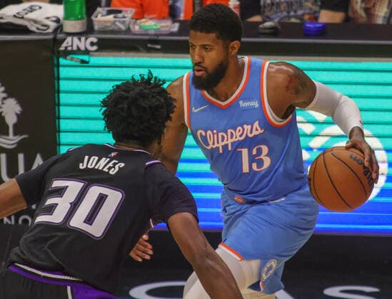 Paul George 13 of the LA Clippers is guarded by Damian Jones 30 of the Sacramento Kings at Crypto.com Arena in Los Angeles, CA on Saturday, April 9, 2022. Los Angeles Clippers vs Sacramento Kings !ACHTUNG: NUR REDAKTIONELLE NUTZUNG!  Copyright: xPHILLIPxKIMx AME131 20220410-c80a84559814a329d93d81ef1ab39f2f72cd1393
