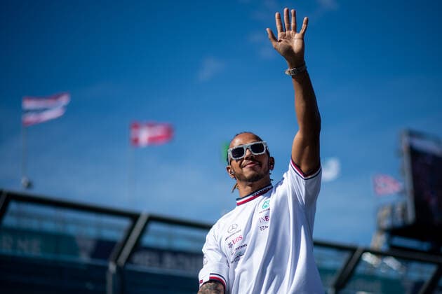 Lewis Hamilton (UK, Mercedes AMG Petronas F1 Team 44) winkt den Fans bei der Fahrerparade, AUS, Formel 1 Grand Prix von Australien, Albert Park Circuit Melbourne, Race Day, 10.04.2022 AUS, Formel 1 Grand Prix von Australien, Albert Park Circuit Melbourne, Race Day, 10.04.2022 Copyright: xEibner Memmlerx EP_MMR