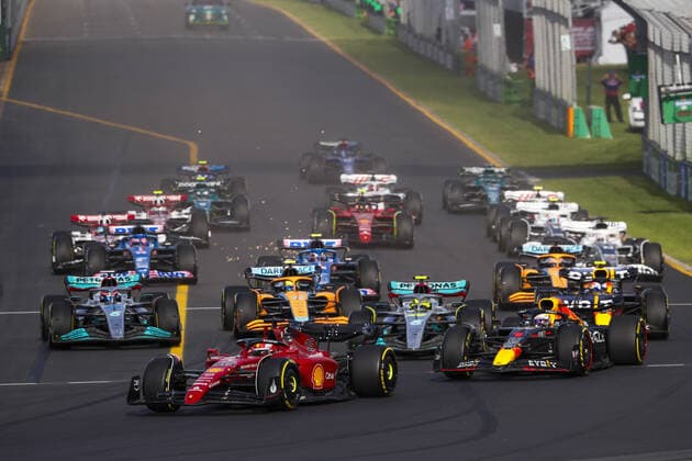 Start of the race, 16 LECLERC Charles (mco), Scuderia Ferrari F1-75, 01 VERSTAPPEN Max (nld), Red Bull Racing RB18, action during the Formula 1 Heineken Australian Grand Prix 2022, 3rd round of the 2022 FIA Formula One World Championship, WM, Weltmeisterschaft on the Albert Park Circuit, from April 8 to 10, 2022 in Melbourne, Australia - F1 - AUSTRALIAN GRAND PRIX 2022 - RACE DPPI Panoramic 00122009__V2_0029.JPG_