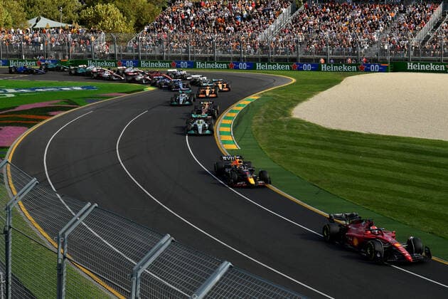 AUSTRALIAN F1 GRAND PRIX, Charles Leclerc of Ferrari leads the field at the start of the Formula 1 Australian Grand Prix 2022 at the Albert Park Grand Prix Circuit in Melbourne, Sunday, April 10, 2022. ( NO ARCHIVING, EDITORIAL USE ONLY, NO USE IN BOOKS WITHOUT CONSENT MELBOURNE VIC AUSTRALIA  Copyright: xJOELxCARRETTx 20220410001645838912