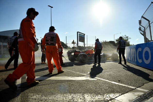 AUSTRALIAN F1 GRAND PRIX, Max Verstappen of Red Bull Racing looks over his car as marshals assist during the Formula 1 Australian Grand Prix 2022 at the Albert Park Grand Prix Circuit in Melbourne, Sunday, April 10, 2022. ( NO ARCHIVING, EDITORIAL USE ONLY, NO USE IN BOOKS WITHOUT CONSENT MELBOURNE VIC AUSTRALIA  Copyright: xJOELxCARRETTx 20220410001645847567
