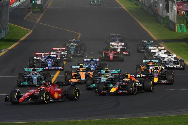AUSTRALIAN F1 GRAND PRIX, Charles Leclerc of Ferrari (left) enters turn one during the Formula 1 Australian Grand Prix 2022 at the Albert Park Grand Prix Circuit in Melbourne, Sunday, April 10, 2022. ( NO ARCHIVING, EDITORIAL USE ONLY, NO USE IN BOOKS WITHOUT CONSENT MELBOURNE VIC AUSTRALIA  Copyright: xJAMESxROSSx 20220410001645862864