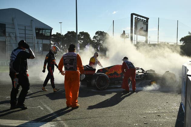 AUSTRALIAN F1 GRAND PRIX, Max Verstappen of Red Bull Racing looks over his car as marshals assist during the Formula 1 Australian Grand Prix 2022 at the Albert Park Grand Prix Circuit in Melbourne, Sunday, April 10, 2022. ( NO ARCHIVING, EDITORIAL USE ONLY, NO USE IN BOOKS WITHOUT CONSENT MELBOURNE VIC AUSTRALIA  Copyright: xJOELxCARRETTx 20220410001645876045