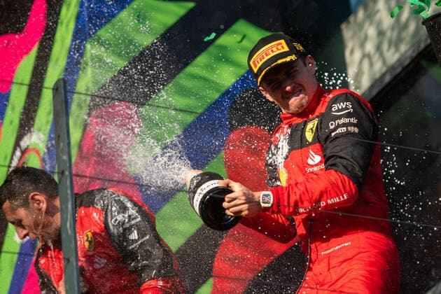 Charles Leclerc (MCO, Scuderia Ferrari 16) jubelt ueber den Sieg und spritzt Champagner, AUS, Formel 1 Grand Prix von Australien, Albert Park Circuit Melbourne, Rennen, 10.04.2022 AUS, Formel 1 Grand Prix von Australien, Albert Park Circuit Melbourne, Race Day, 10.04.2022 Copyright: xEibner Memmlerx EP_MMR