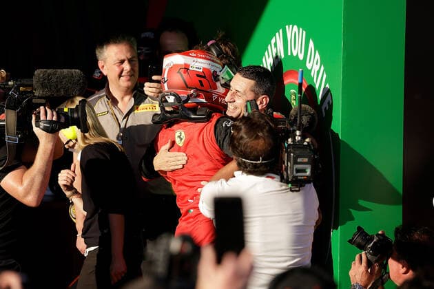 FORMULA 1 ROLEX AUSTRALIAN GRAND PRIX 2022 10.04.2022, Albert-Park, Melbourne, FORMULA 1 ROLEX AUSTRALIAN GRAND PRIX 2022 , im Bild Sieger Charles Leclerc (MCO), Scuderia Ferrari freut sich mit den Mechanikern.