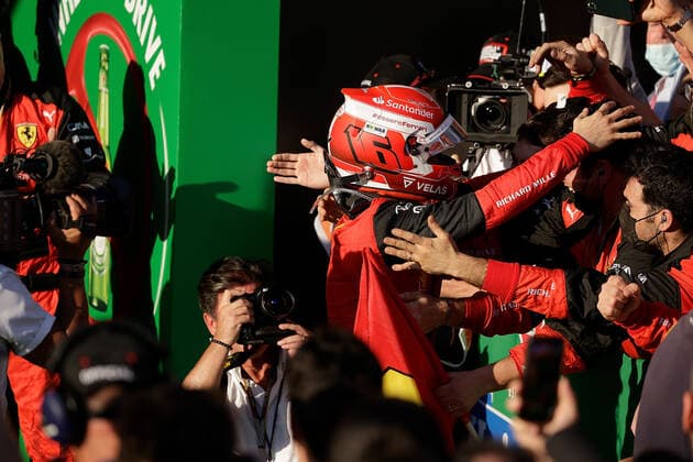 FORMULA 1 ROLEX AUSTRALIAN GRAND PRIX 2022 10.04.2022, Albert-Park, Melbourne, FORMULA 1 ROLEX AUSTRALIAN GRAND PRIX 2022 , im Bild Sieger Charles Leclerc (MCO), Scuderia Ferrari freut sich mit den Mechanikern.