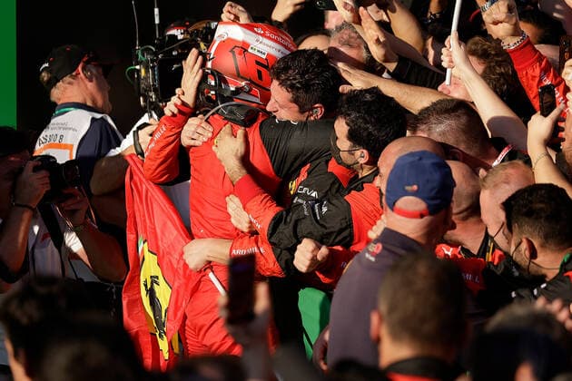 FORMULA 1 ROLEX AUSTRALIAN GRAND PRIX 2022 10.04.2022, Albert-Park, Melbourne, FORMULA 1 ROLEX AUSTRALIAN GRAND PRIX 2022 , im Bild Sieger Charles Leclerc (MCO), Scuderia Ferrari freut sich mit den Mechanikern.