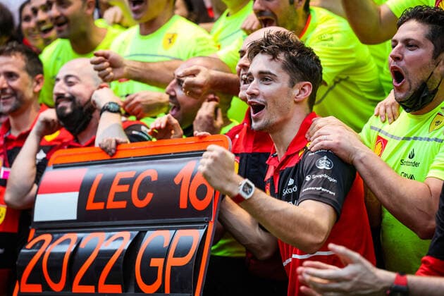 LECLERC Charles (mco), Scuderia Ferrari F1-75, celebrating victory with the team during the Formula 1 Heineken Australian Grand Prix 2022, 3rd round of the 2022 FIA Formula One World Championship, WM, Weltmeisterschaft on the Albert Park Circuit, from April 8 to 10, 2022 in Melbourne, Australia - F1 - AUSTRALIAN GRAND PRIX 2022 - RACE DPPI Panoramic  20220410_GOOD9423