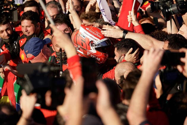 Sport Themen der Woche KW14 Sport Bilder des Tages FORMULA 1 ROLEX AUSTRALIAN GRAND PRIX 2022 10.04.2022, Albert-Park, Melbourne, FORMULA 1 ROLEX AUSTRALIAN GRAND PRIX 2022 , im Bild Sieger Charles Leclerc (MCO), Scuderia Ferrari freut sich mit den Mechanikern. *** FORMULA 1 ROLEX AUSTRALIAN GRAND PRIX 2022 10 04 2022, Albert Park, Melbourne, FORMULA 1 ROLEX AUSTRALIAN GRAND PRIX 2022 , in the picture winner Charles Leclerc MCO , Scuderia Ferrari is happy with the mechanics nordphotoxGmbHx xBratic nph00250