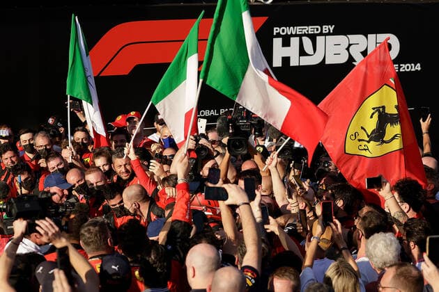 FORMULA 1 ROLEX AUSTRALIAN GRAND PRIX 2022 10.04.2022, Albert-Park, Melbourne, FORMULA 1 ROLEX AUSTRALIAN GRAND PRIX 2022 , im Bild Sieger Charles Leclerc (MCO), Scuderia Ferrari freut sich mit den Mechanikern.
