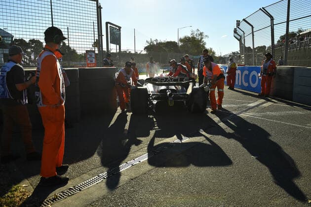 AUSTRALIAN F1 GRAND PRIX, Max Verstappen of Red Bull Racing looks over his car as marshals assist during the Formula 1 Australian Grand Prix 2022 at the Albert Park Grand Prix Circuit in Melbourne, Sunday, April 10, 2022. ( NO ARCHIVING, EDITORIAL USE ONLY, NO USE IN BOOKS WITHOUT CONSENT MELBOURNE VIC AUSTRALIA  Copyright: xJOELxCARRETTx 20220410001645887004