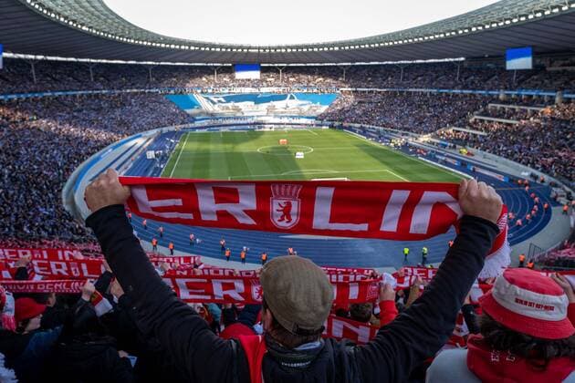 Fussball Berlin 09.04.2022 Saison 2021 2022 1. Bundesliga DFL Hertha BSC Berlin - 1. FC Union Berlin Berliner Olympiastadion Sportstätte Ausverkauft Union Fans im Vordergrund - Hertha Fans im Hintergrund