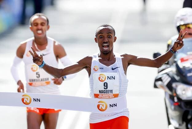 Bilder des Jahres 2022, Sport 04 April Sport Themen der Woche KW14 Sport Bilder des Tages ROTTERDAM - Abdi Nageeye is the first to cross the finish line during the 41st edition of the NN Marathon Rotterdam on April 10, 2022 in Rotterdam, the Netherlands. KOEN VAN WEEL NN Rotterdam Marathon 2022 xVIxANPxSportx xxANPxIVx *** ROTTERDAM Abdi Nageeye is the first to cross the finish line during the 41st edition of the NN Marathon Rotterdam on April 10, 2022 in Rotterdam, the Netherlands KOEN VAN WEEL NN Rotterdam Marathon 2022 xVIxANPxSportx xxANPxIVx 446892991 originalFilename: 446892991.jpg