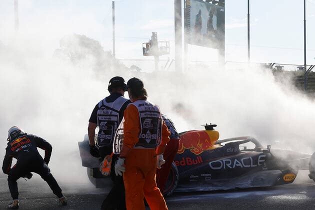 FORMULA 1 ROLEX AUSTRALIAN GRAND PRIX 2022 10.04.2022, Albert-Park, Melbourne, FORMULA 1 ROLEX AUSTRALIAN GRAND PRIX 2022 , im Bild Max Verstappen (NEL), Oracle Red Bull Racing bleibt mit defektem Motor liegen.