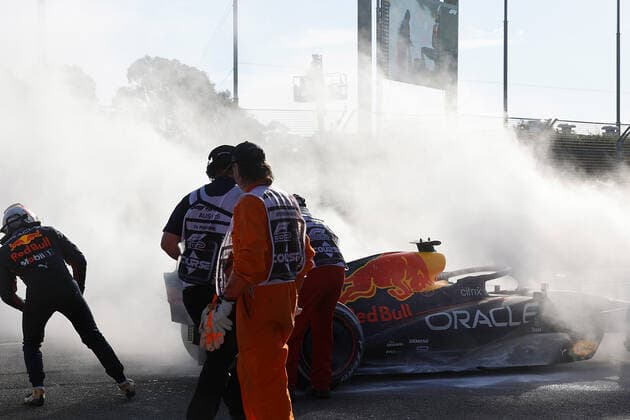 FORMULA 1 ROLEX AUSTRALIAN GRAND PRIX 2022 10.04.2022, Albert-Park, Melbourne, FORMULA 1 ROLEX AUSTRALIAN GRAND PRIX 2022 , im Bild Max Verstappen (NEL), Oracle Red Bull Racing bleibt mit defektem Motor liegen.