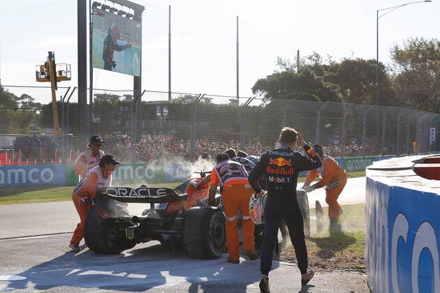 FORMULA 1 ROLEX AUSTRALIAN GRAND PRIX 2022 10.04.2022, Albert-Park, Melbourne, FORMULA 1 ROLEX AUSTRALIAN GRAND PRIX 2022 , im Bild Max Verstappen (NEL), Oracle Red Bull Racing bleibt mit defektem Motor liegen.