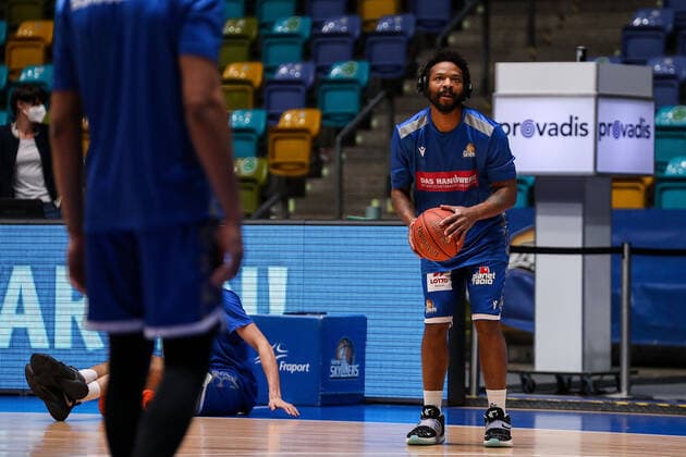 10.04.2022, xmkx, Basketball BBL Bundesliga, Fraport Skyliners - Telekom Baskets Bonn v.l. warm up, Quantez Robertson (Fraport Skyliners) (DFL DFB REGULATIONS PROHIBIT ANY USE OF PHOTOGRAPHS as IMAGE SEQUENCES and or QUASI-VIDEO) emspor Frankfurt am Main