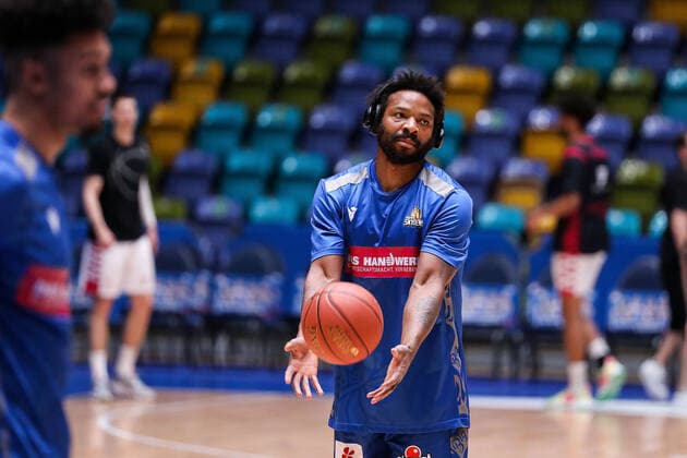 10.04.2022, xmkx, Basketball BBL Bundesliga, Fraport Skyliners - Telekom Baskets Bonn v.l. warm up, Quantez Robertson (Fraport Skyliners) (DFL DFB REGULATIONS PROHIBIT ANY USE OF PHOTOGRAPHS as IMAGE SEQUENCES and or QUASI-VIDEO) emspor Frankfurt am Main