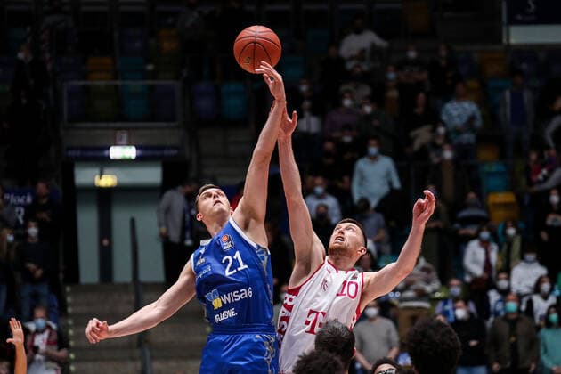 Sport Bilder des Tages 10.04.2022, xmkx, Basketball BBL Bundesliga, Fraport Skyliners - Telekom Baskets Bonn v.l. Lorenz Brenneke (Fraport Skyliners), Saulius Kulvietis (Telekom Baskets Bonn) (DFL DFB REGULATIONS PROHIBIT ANY USE OF PHOTOGRAPHS as IMAGE SEQUENCES and or QUASI-VIDEO) emspor Frankfurt am Main
